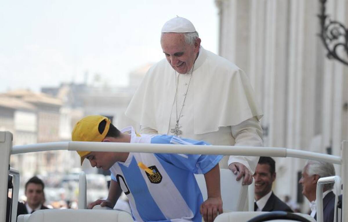 El papa Francisco se mostró paternal con el joven. AFP