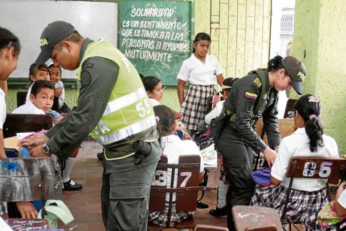 Los directivos valoraron el acompañamiento de la Policía Nacional a la comunidad educativa de los diferentes colegios en Sucre. FOTO/MANUEL SANTIAGO PÉREZ.