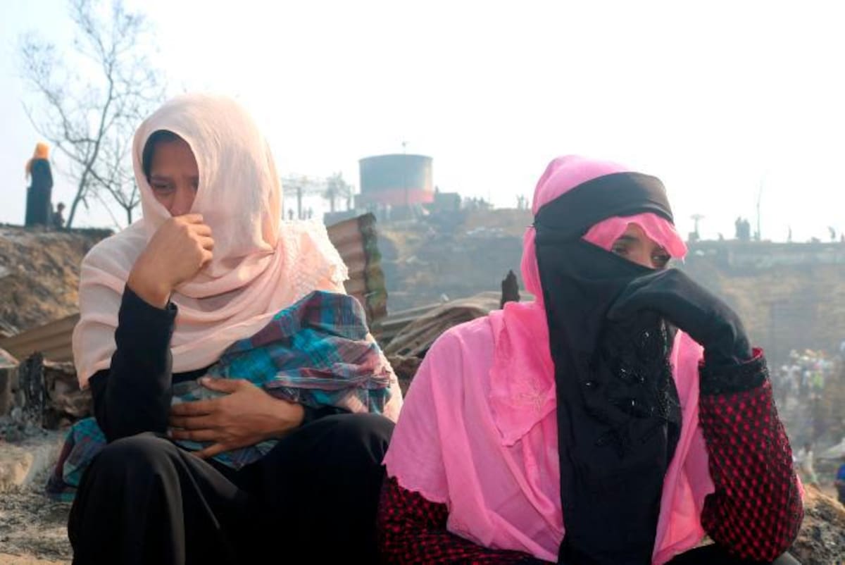 Refugiados de rohingya lloran sentados en el lugar del incendio, en un campo de refugiados en Balukhali, en el sur de Bangladesh. AP Shafiqur Rahman