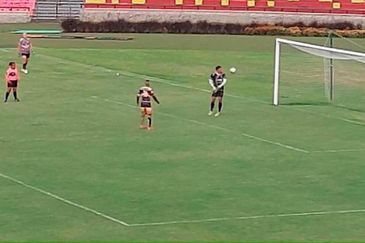 Video: el insólito gol de penal que se registró en el fútbol aficionado