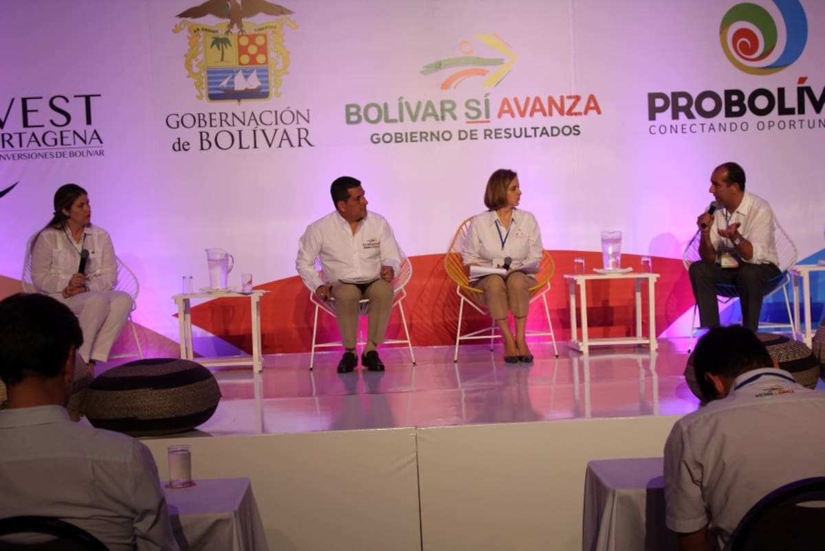 Pedro Ali, el calde de Magangué - a la derecha-. Le acompañan Esther María Jalilie, el Gobernador y María Claudia Páez. Kailline Giraldo - El Universal