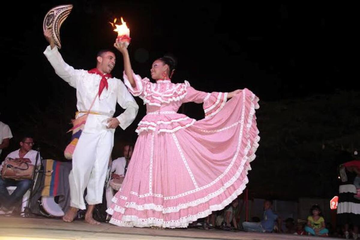 Pareja de cumbia en su presentación en tarima. CORTESÍA