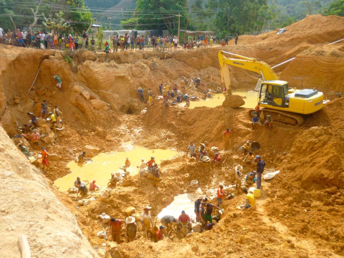 El uso de las retroexcavadoras o las “máquinas amarillas”, como las llaman, son otro factor perjudicial para los territorios del sur. //el universal.