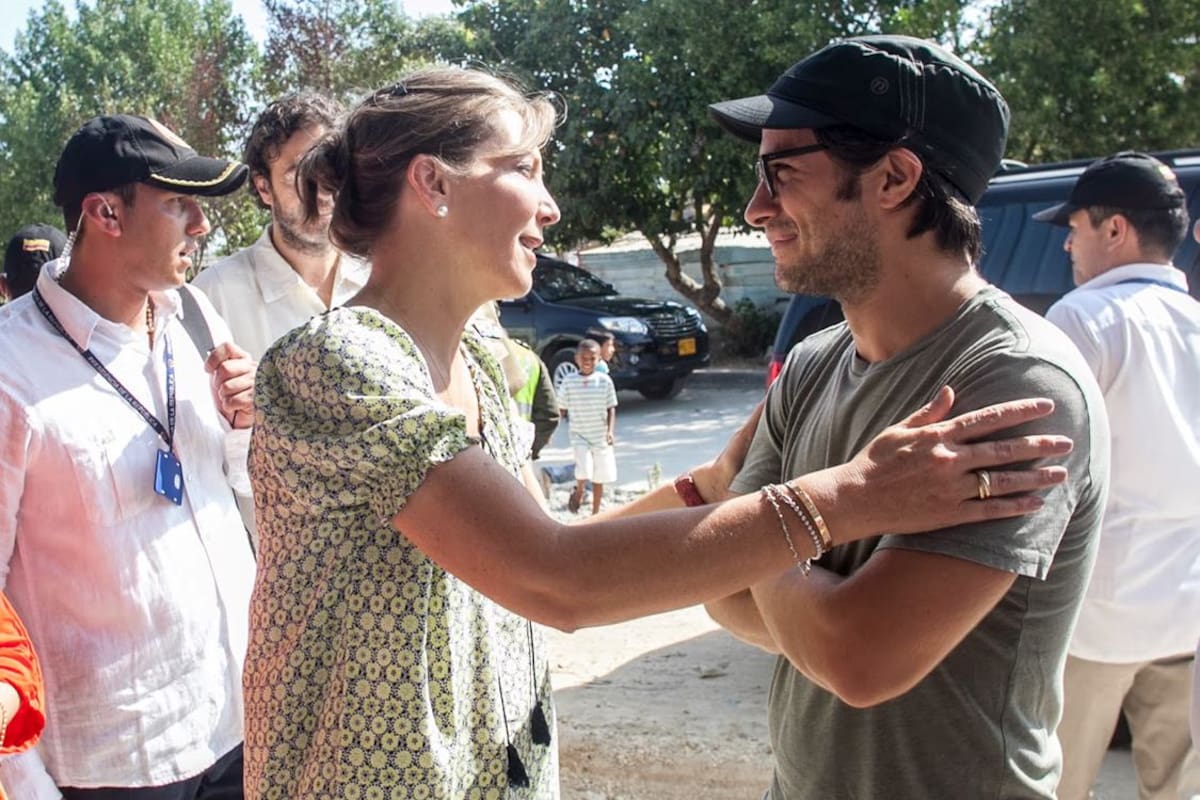 La primera dama, María Clemencia de Santos, saludando a Gael García Bernal.