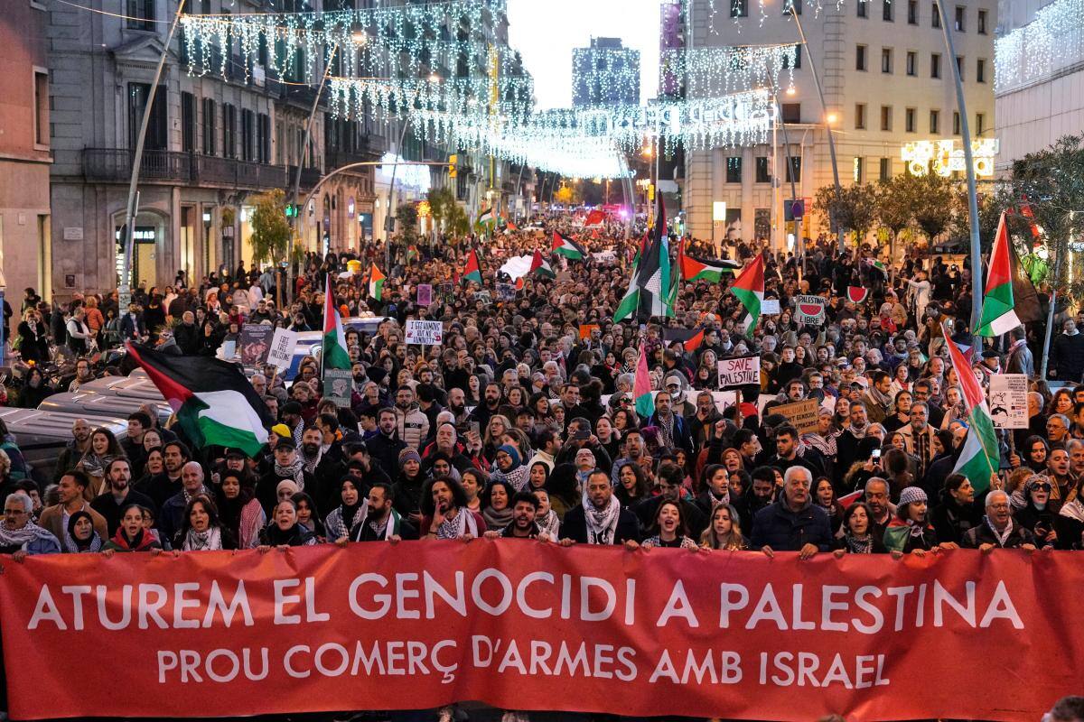 Decenas de personas participan en una manifestación contra la guerra de Israel en Gaza este sábado, en Barcelona. EFE/ Alejandro García