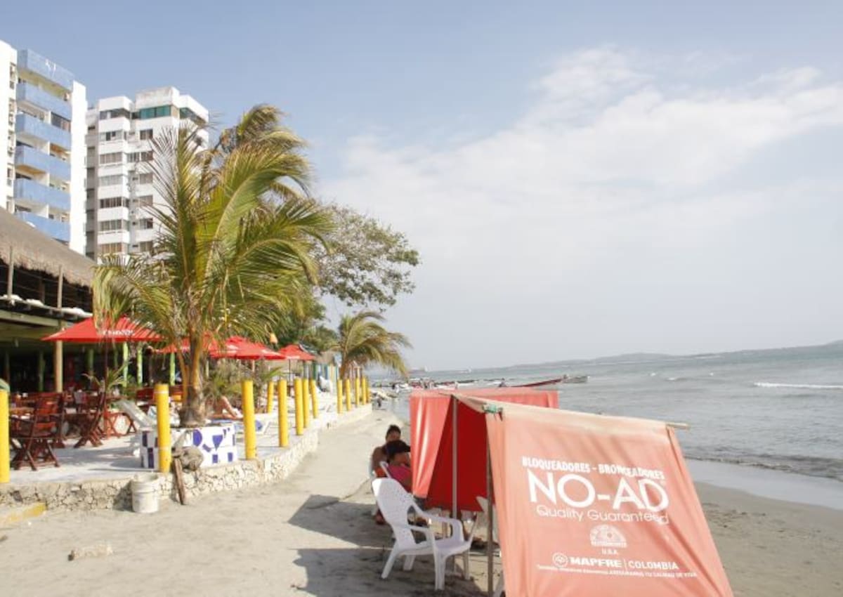 Algunos locales comerciales habrían robado parte de las playas de El Laguito. ARCHIVO