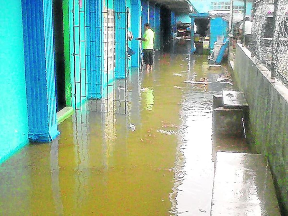 1.400 estudiantes sin clases por inundación en colegio Santa Rosa de Lima.