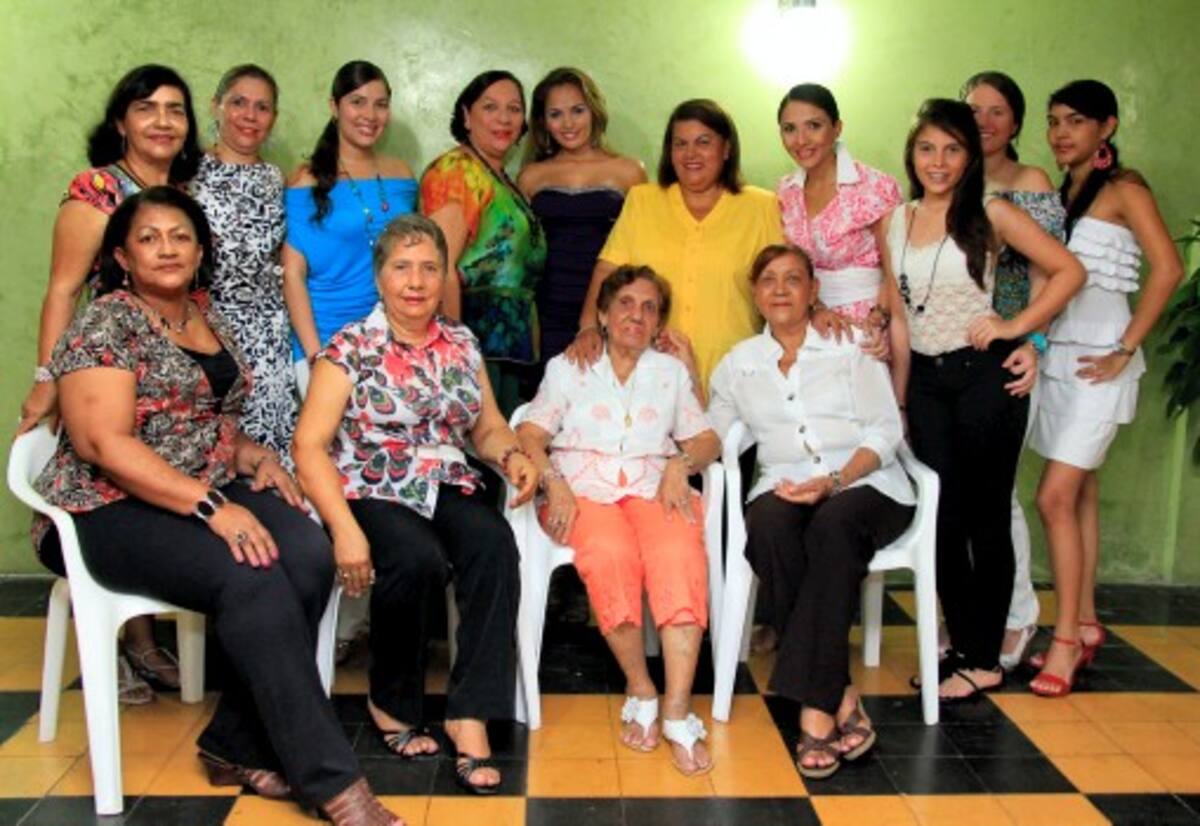 De pie: María Del Río, Ericka Zabaleta, Cecilia Burgos, Ayda Zabaleta, Margui Guardo, Marina Berdugo, Lina Guardo, Daniela Zabaleta, Nathalia Pinedo y María Camila Guardo. Sentadas: Neyla de Puello Idalides Guardo, Aydé De Zabaleta y Alba Berdugo. Fotos / Maruja Parra / El Universal