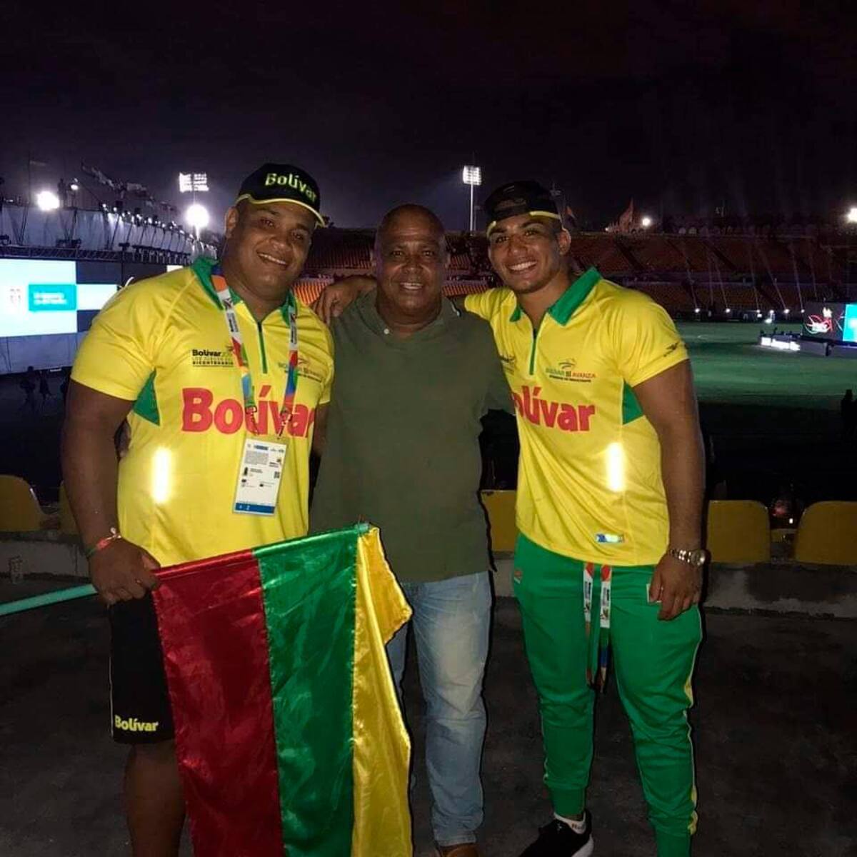 Gilberto Pérez, luchador, con su padre Gilberto. //Cortesía