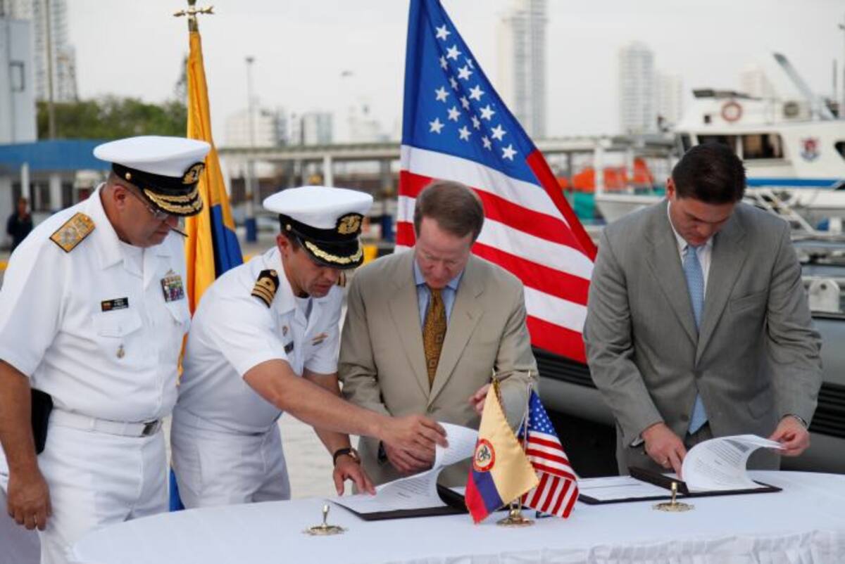 William Brownfield, Secretario de la oficina de Asuntos Antinarcótico de los Estados Unidos, firma el acta de entrega de los botes rápidos en la Base Naval. AROLDO MESTRE - EL UNIVERSAL