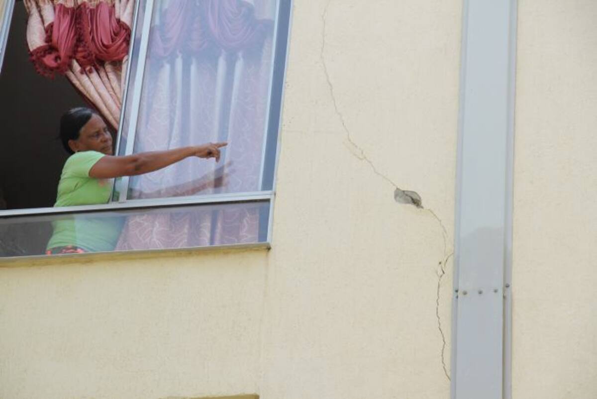 Adela muestra las grietas en las paredes de la torre que, según ella, llegan hasta el interior de su apartamento. Luis Herrán.