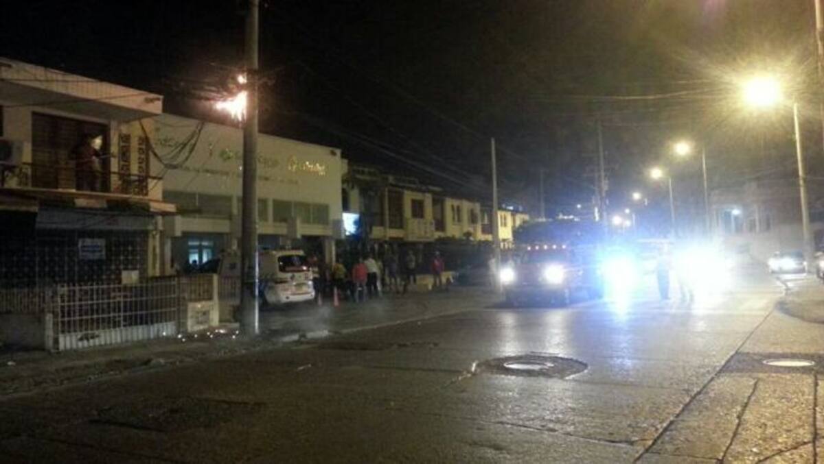 En la foto se observa a la izquierda el hombre con un palo de escoba que usó para tratar de despegar los cables. DANIELA BUELVAS - EL UNIVERSAL