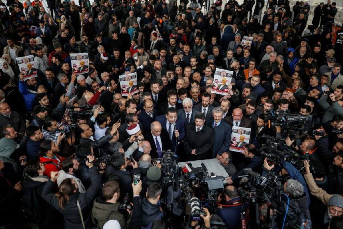Los miembros de la Asociación de Medios de Comunicación Árabe-Turcos y amigos sostienen carteles mientras asisten a las oraciones fúnebres en ausencia del escritor saudita Jamal Khashoggi, quien fue asesinado el mes pasado en el consulado de Arabia Saudita, en Estambul. AP Emrah Gurel