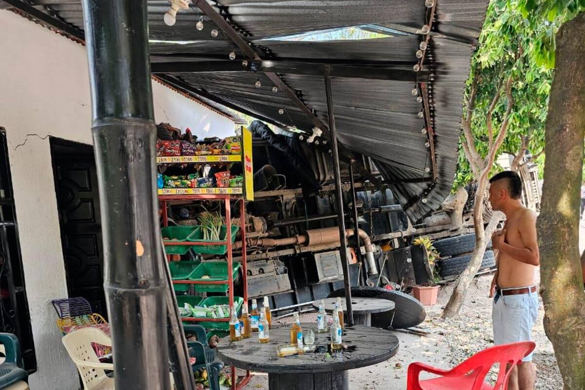 Fotos: Camión se quedó sin frenos y chocó contra una tienda: hay 3 heridos