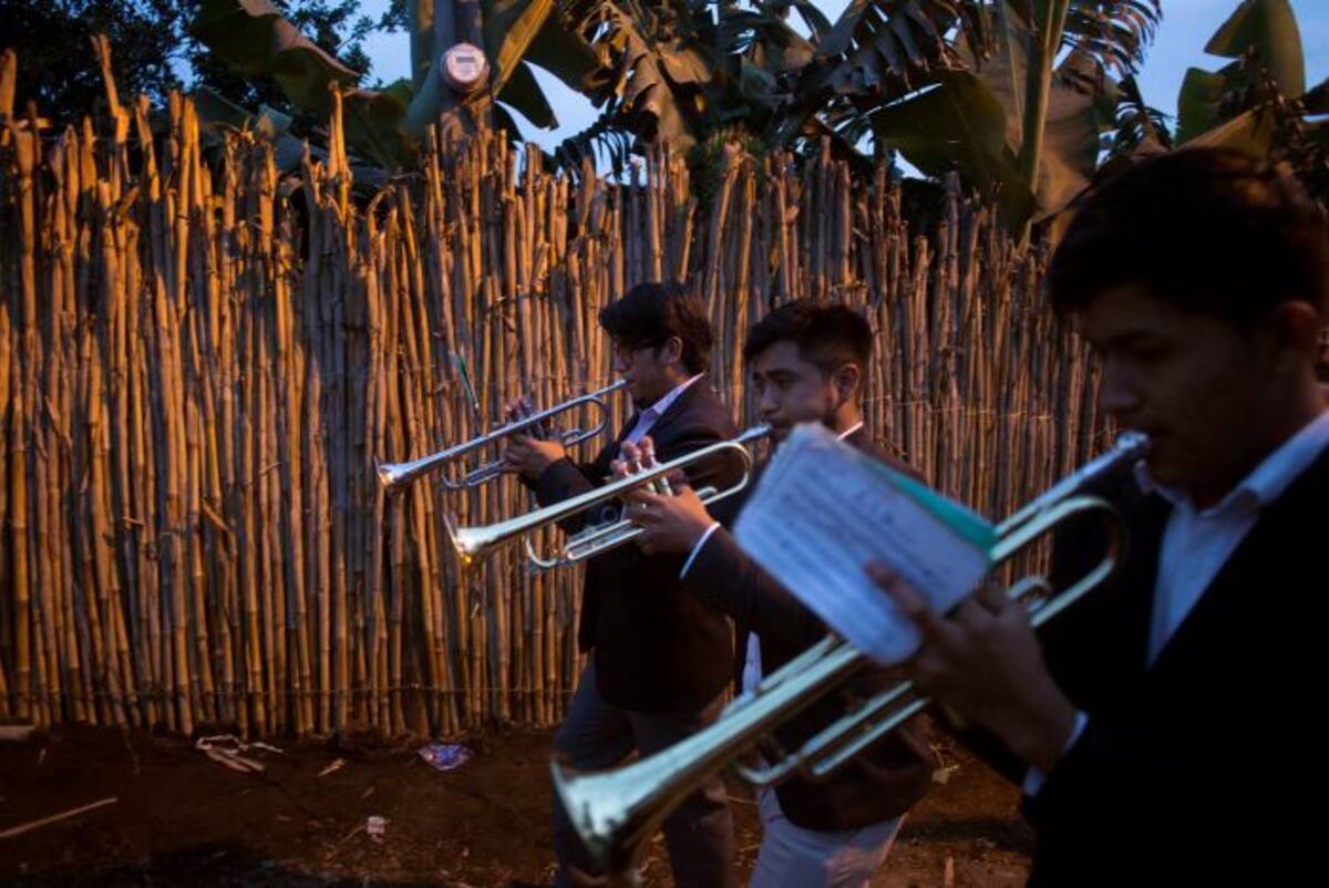 Los trompetistas acompañan la procesión fúnebre de siete personas que murieron durante la erupción del Volcán de Fuego. AP Luis Soto