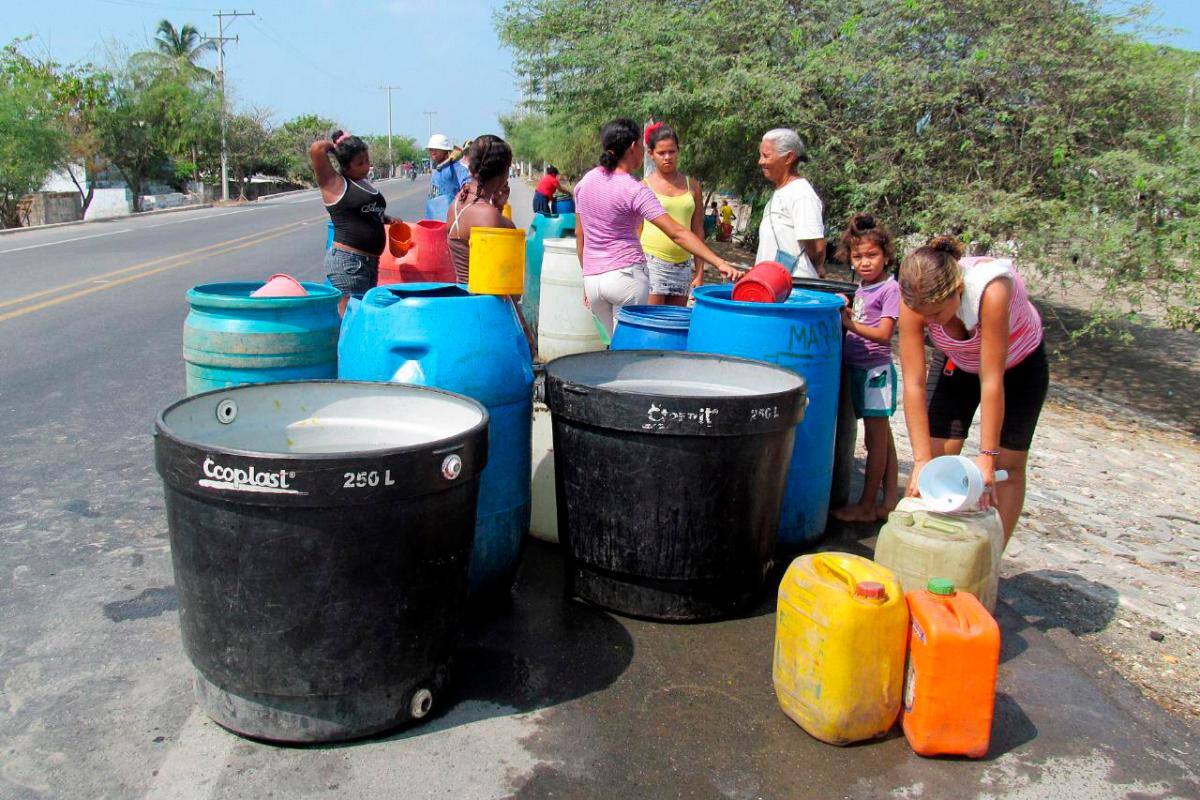Pobladores en la carretera que comunica a Santa Marta con Barranquilla.
