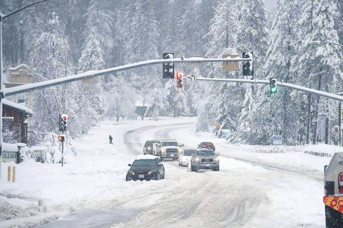 La nieve golpea California y congela noroeste de EEUU