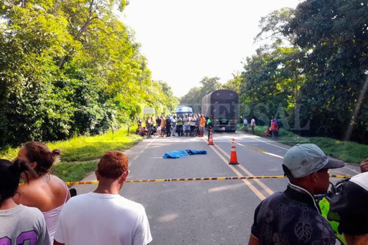 Iba en moto a una entrevista de trabajo y una camioneta lo arrolló y lo mató