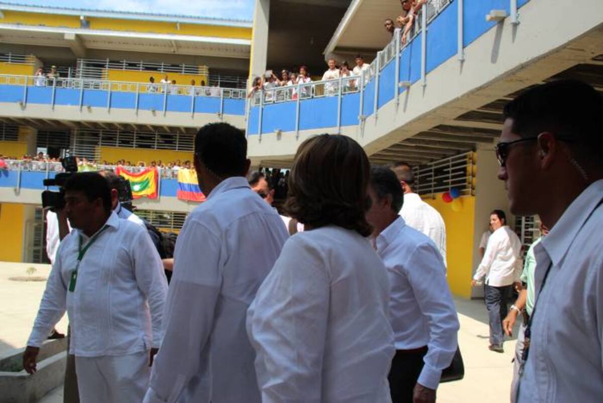 El presidente Santos junto a otros funcionarios recorrieron la renovada sede del plantel. ALEXANDRA CLAVIJO-EL UNIVERSAL