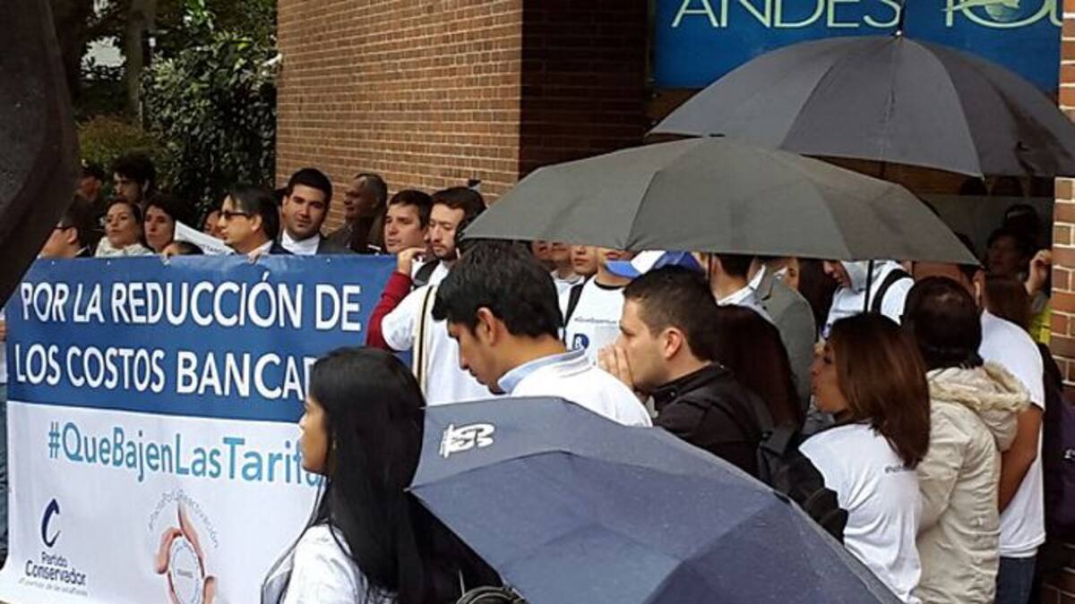 Este lunes se cumplió un plantón frente de las instalaciones de Asobancaria por parte del presidente del Partido Conservador, David Barguil, en rechazo a los costos del sistema financiero. COLPRENSA