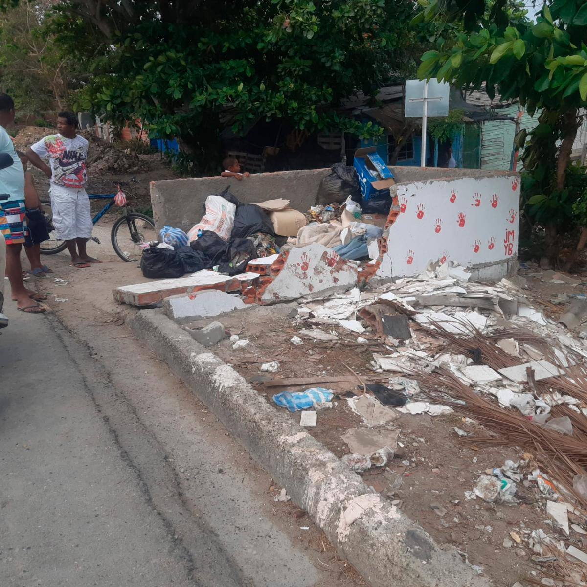 Contra un depósito de basuras chocó Julián Aguilar Valiente, en La Boquilla.