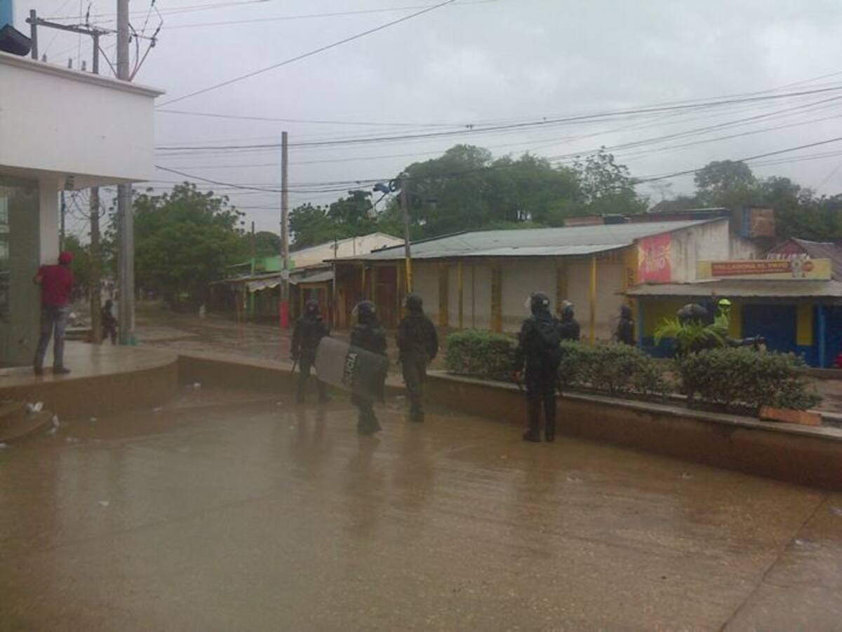 Tras ser levantado el bloqueo en la Troncal de Occidente los agentes ingresaron al pueblo donde se dio el enfrentamiento. LILA LEYVA VILLARREAL - EL UNIVERSAL