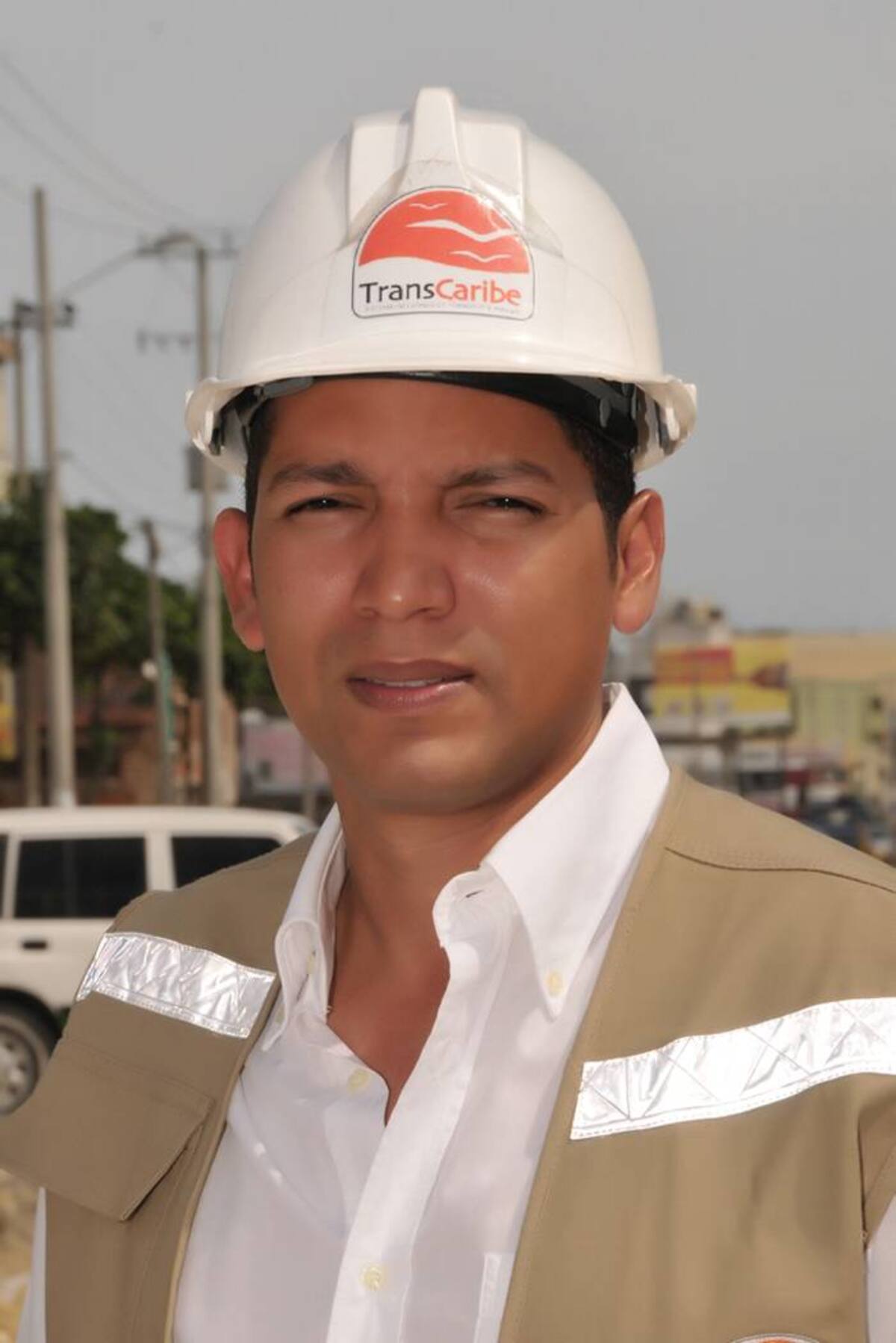 De acuerdo al gerente de Transcaribe, José López, los atrasos en el último tramo del sistema, correspondiente a la zona del mercado de Bazurto, se generaron a causa del abandono de las obras por parte del contratista a cargo, Consorcio Cartagena 2010, lo que los llevó a cancelar unilateralmente el contrato. Zenia Valdelamar El Universal