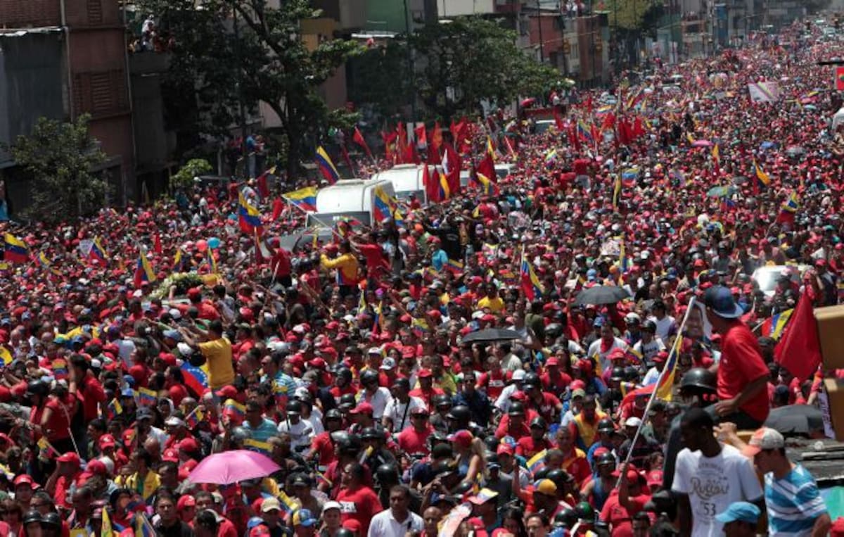 Marea roja despide a Chávez AFP