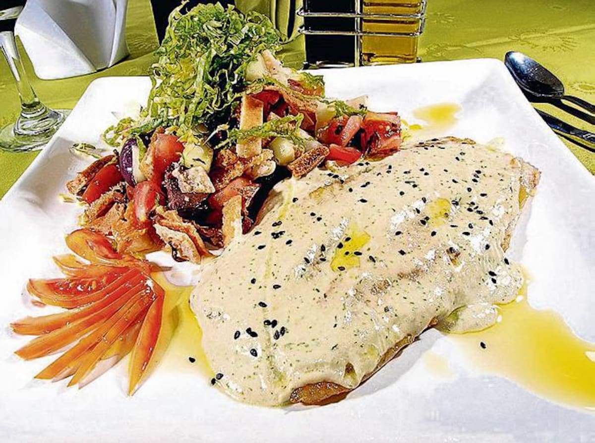 Filete tarator. Un filete grillado, bañado con salsa de tahinne y acompañado con ensalada fattouch.
