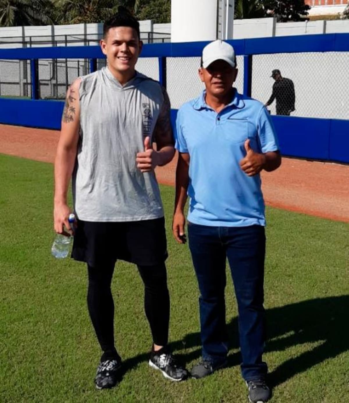 Gio Urshela, tercera base de los Yanquis de Nueva York, y Pablo Osorio, administrador del estadio 11 de Noviembre Abel Leal. //Cortesía