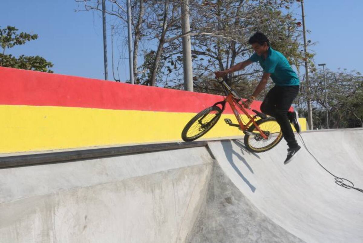 Tubo que debería estar adherido al suelo, y que está en el aire, Sakte Park El universal