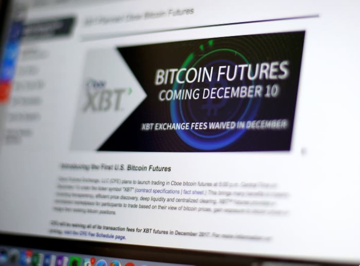 Los futuros de CME, al igual que los de Cboe, no involucran bitcoins como tal. Los futuros de CME siguen un indicador de los precios de la moneda digital que obtienen de varias bolsas privadas. EFE
