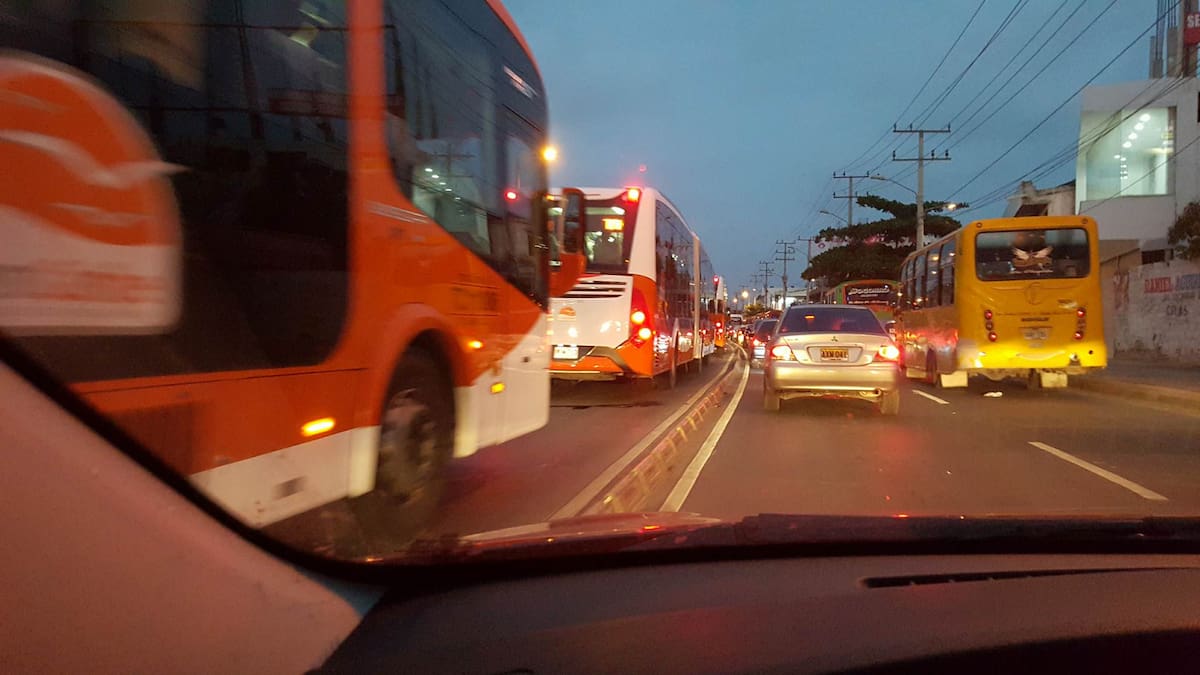 Las personas que se movillizaban a esa hora hacia su residencia, se encontraron con la protesta. Ciudadano Reportero: Carlos De los Ríos