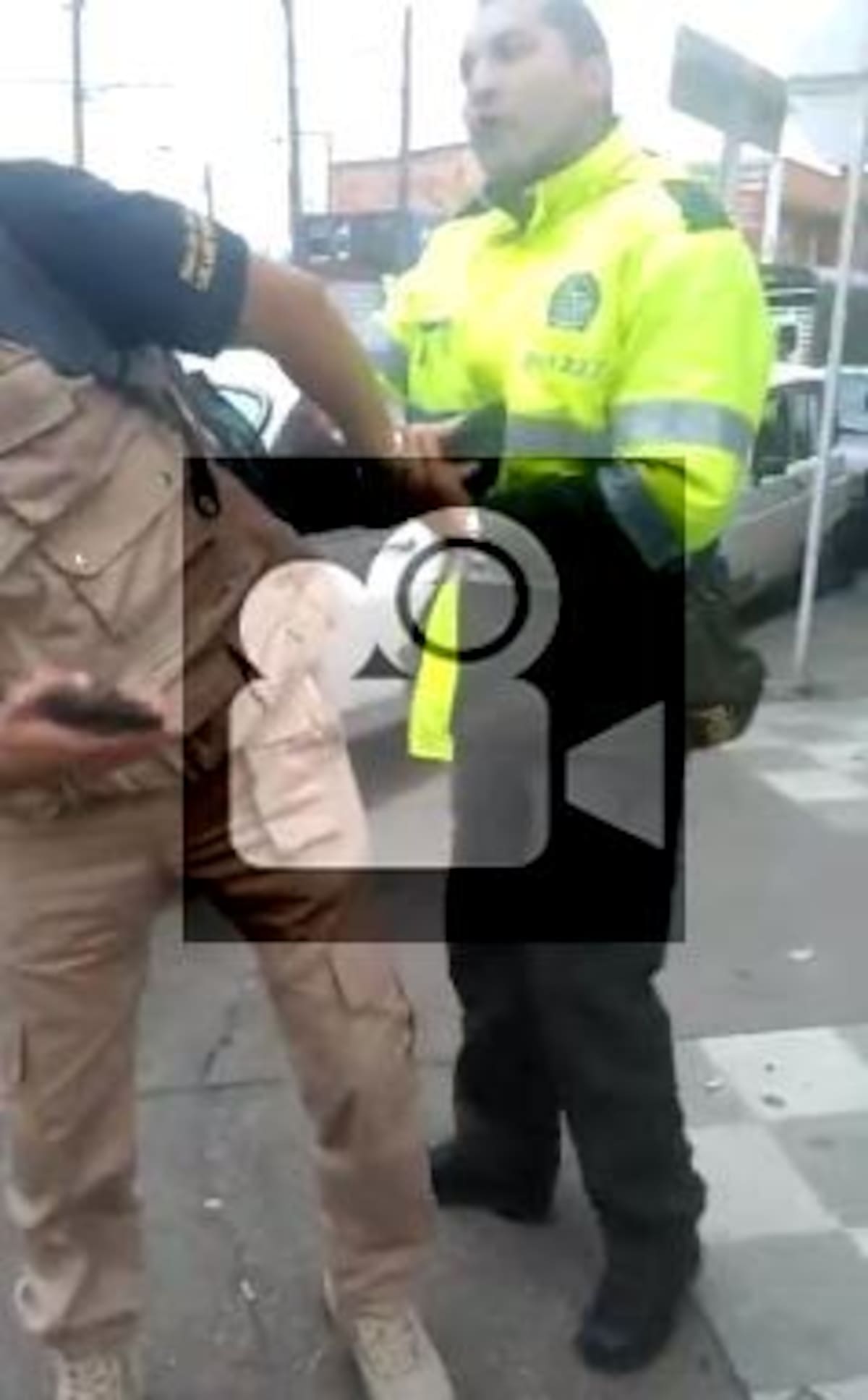 Los uniformados involucrados en el hecho están identificados con la placa 261227 y 264853. Colprensa.