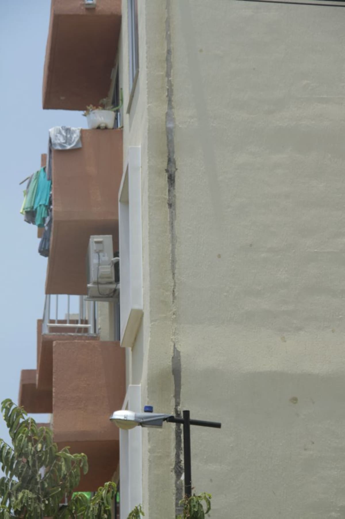 Cuando prenden equipos de sonido o hace mucha brisa, el edificio se empieza a mover”, Adela Taborda, residente torre 25 Ciudad del Bicentenario. Luis Herrán.