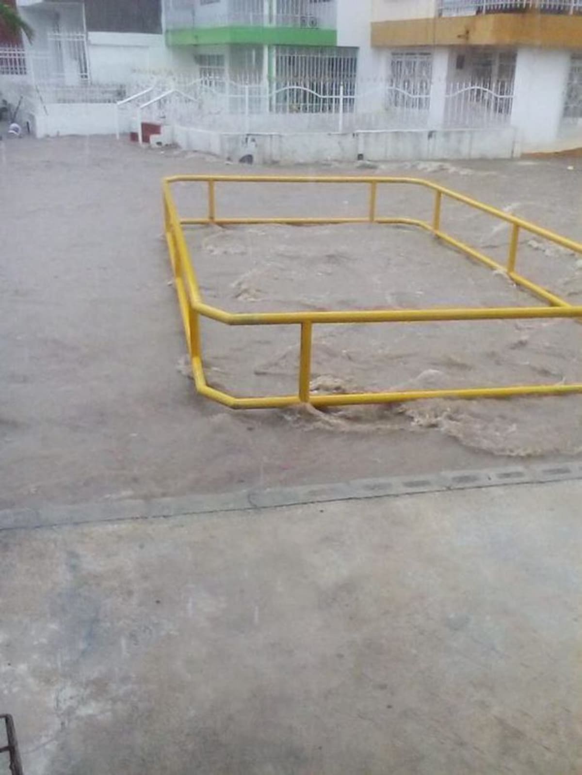 El pasado 28 de septiembre, pese a las recién culminadas obras del canal, el agua sobrepasó las terrazas de decenas de viviendas en el Plan 500 A de El Socorro. cortesía