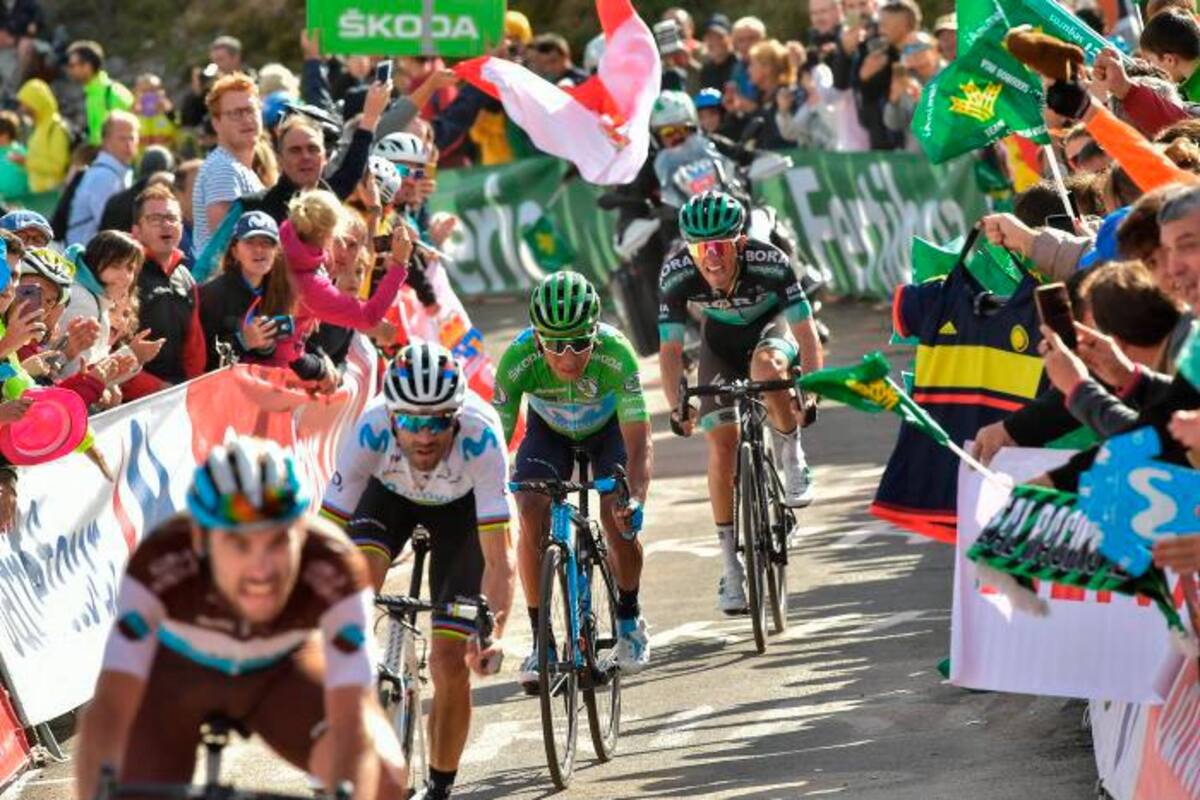 Sam Bennett gana la etapa 14 en un esprint accidentado
