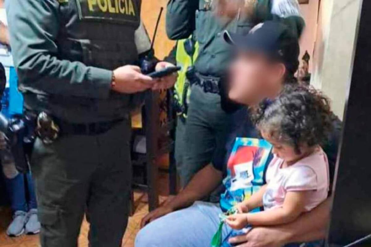 Niña de 18 meses que estaba extraviada aparece viva en el interior de su casa