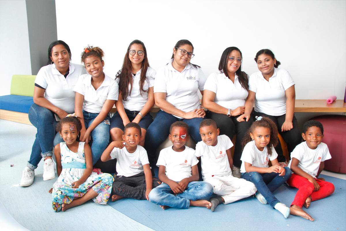 Ana Ureche, Dayane Dominiquete, Daly Sierra, Zully Ramírez, Kelly Suárez e Isabella Navarro, acompañadas de los niños Diana Gabriela Torreglosa, Luis Felipe Sarmiento Gómez, Yeiner Daniel Martínez e Isabela Mendoza.
