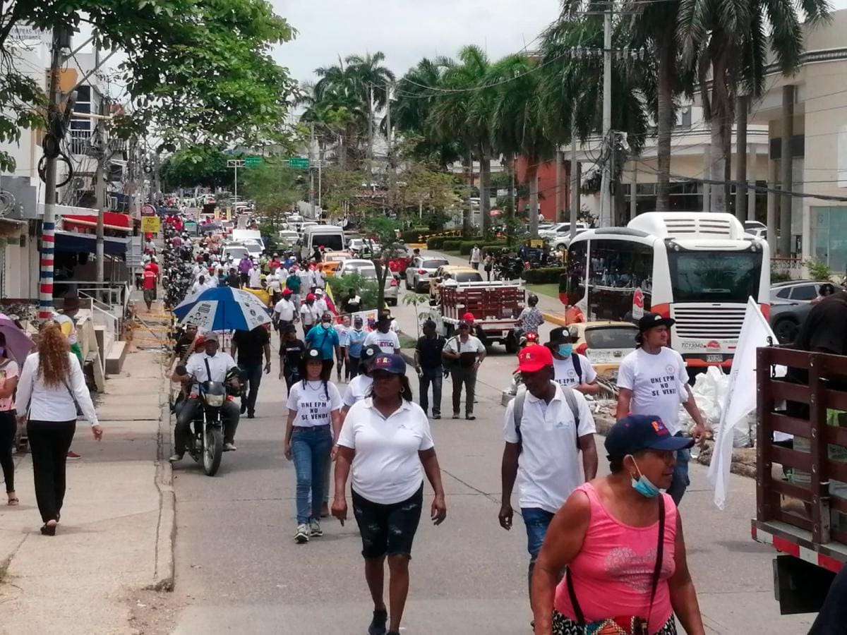 Manifestantes pasan por el Sao para llegar a Blas de lezo. Foto: Óscar Díaz.