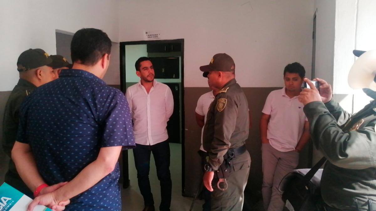 Senador Flórez dentro de la estación de Bocagrande. // Cortesía