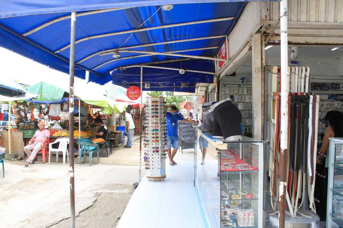 Los comercios que están alrededor de la terminal han tenido que acomodar algunos precios para vender. // Julio Castaño