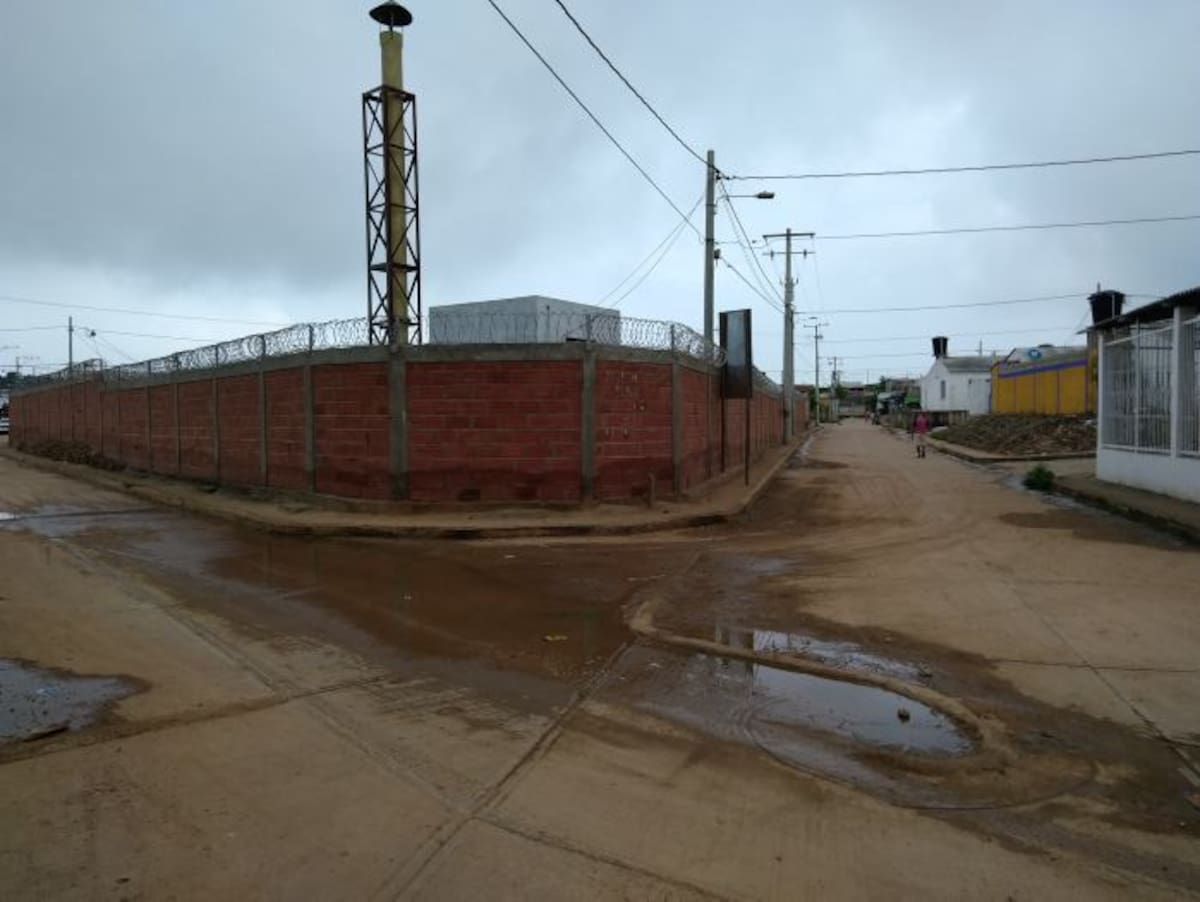 La Planta de tratamiento de aguas residuales está cerca de las viviendas. Sin embargo, la firma constructora dice que cumple con los estándares y los permisos. Samuel Alvarez Beleño/ El Universal
