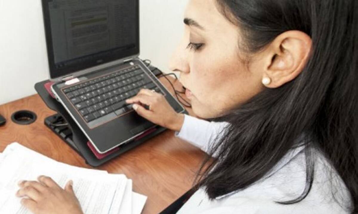 El teletrabajo que consiste en trabajar desde un lugar diferente a la oficina gracias a la tecnología y que otorga a los empleados tiempo, ahorro en dinero y mayor productividad, es regulada en Colombia mediante la Ley 1221 de 2008 y el Decreto 884 del 2012.