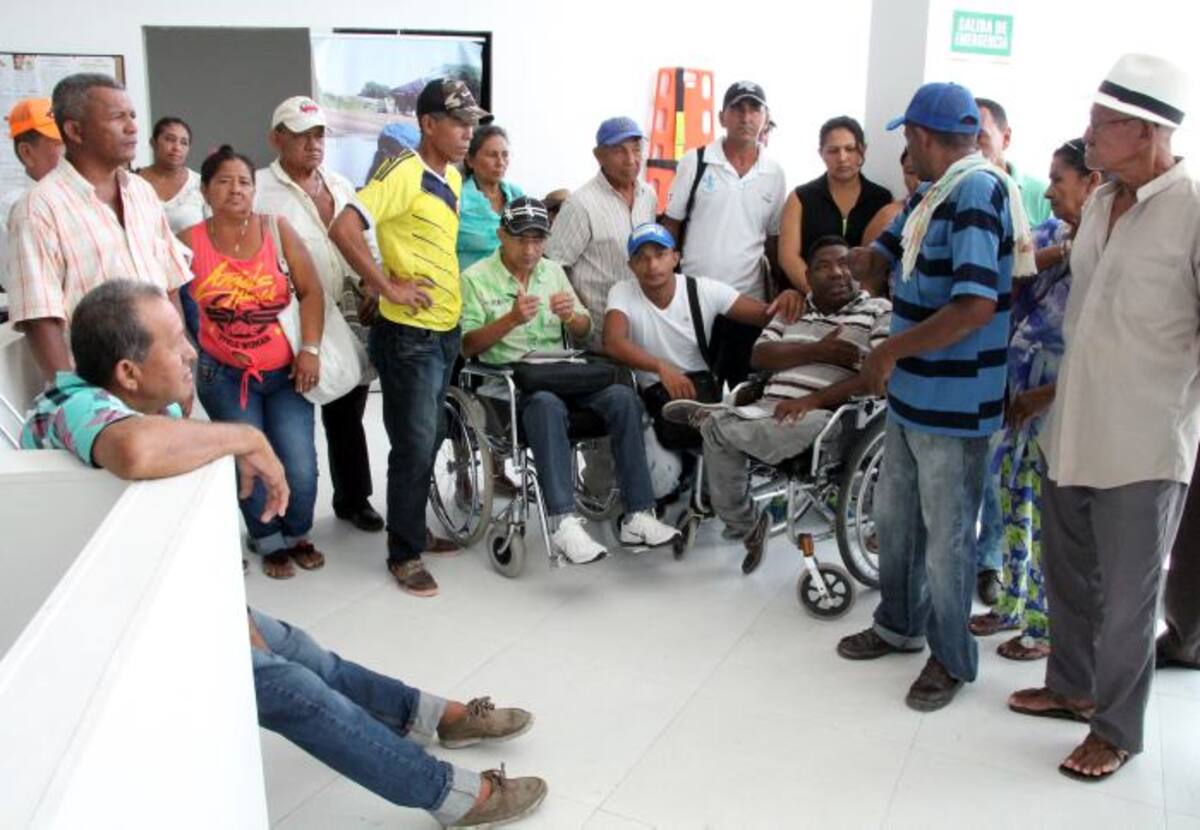 Los protestantes se ubicaron afuera de las oficinas del DPS. El vigilante recibió órdenes de no dejarlos pasar. Manuel Santiago Pérez.