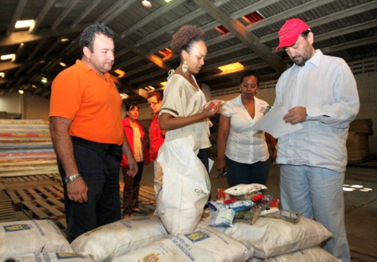 Sindis Meza, Secretaria de Interior, hace entrega oficial de los mercados. En la foto acompañada por coronel Lino Antonio Rico Ramírez, Director de la Defensa Civil de Bolívar y Gerardo Murillo, Gerente Nacional del Fondo de Calamidades. AROLDO MESTRE - EL UNIVERSAL