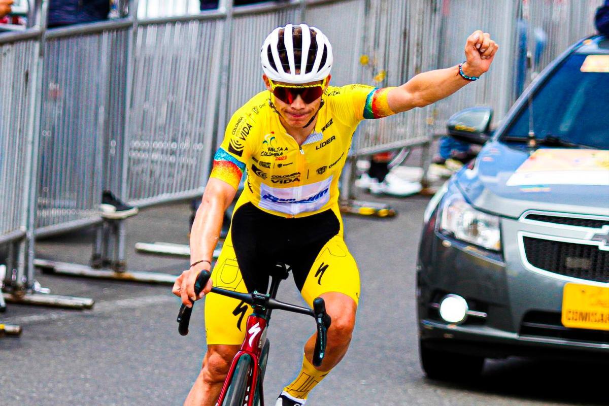 Vuelta a Colombia: ‘Supermán’ López gana la etapa reina y se afianza en el liderato