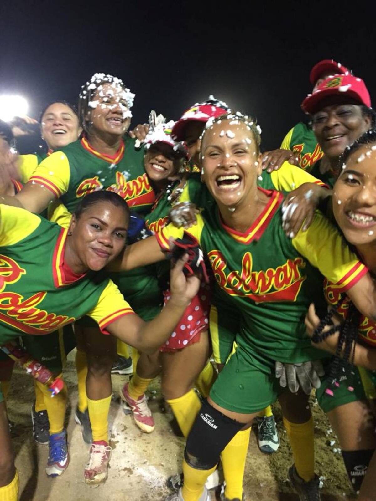 La felicidad de las chicas tras conquistar el título. CORTESÍA