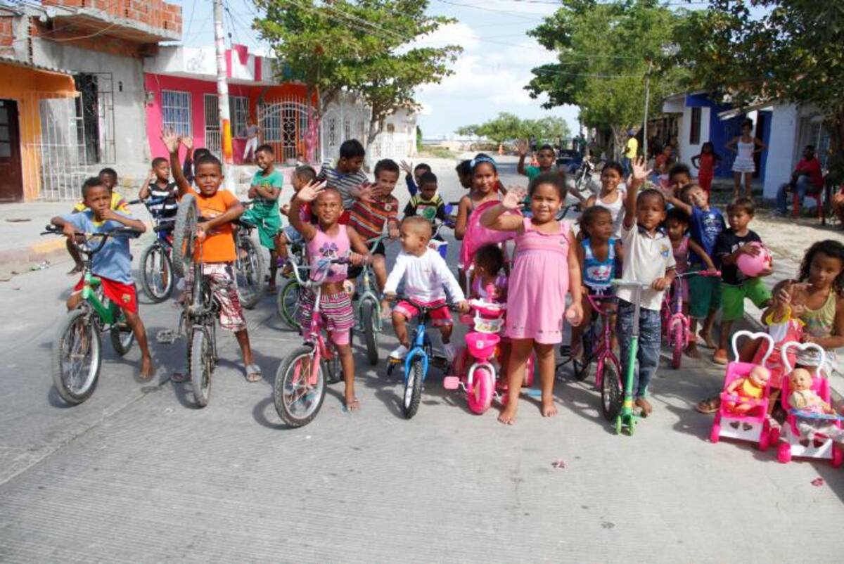 Niños de la Vía Perimetral, a la altura del sector Rafael Núñez celebraron la navidad con seguridad y el acompañamiento de sus padres. Oscar Diaz Acosta