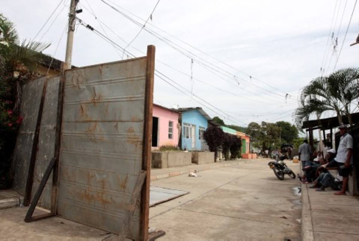 La tercera calle de Las Delicias, sitio del “salsero”, fue cercada con láminas de zinc para evitar el ingreso de personas extrañas. ‘El Negrito’ entró armado y a las 11 p.m. disparó contra tres personas.